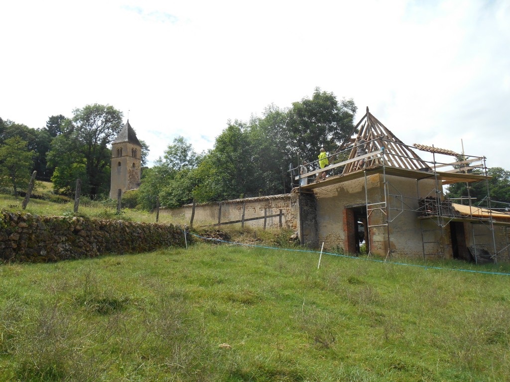 chantier St Martin étape 2 charpente/vue d'ensemble avec la chapelle